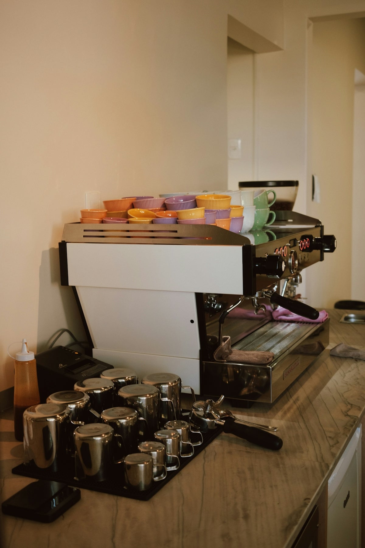 Espresso machine with cups ready for use.